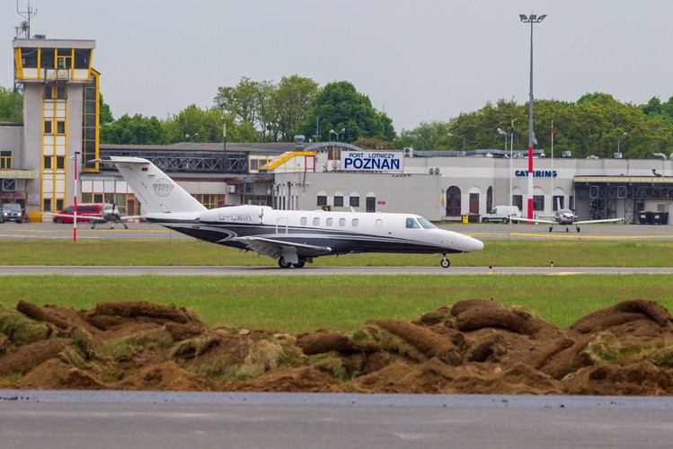 W ramach modernizacji powstanie także nowy system oświetlenia. Z nowym systemem świateł droga startowa poznańskiego lotniska  będzie spełniała wymogi II kategorii. <br><br>fot.  (zuz) PAP/Paweł Jaskółka