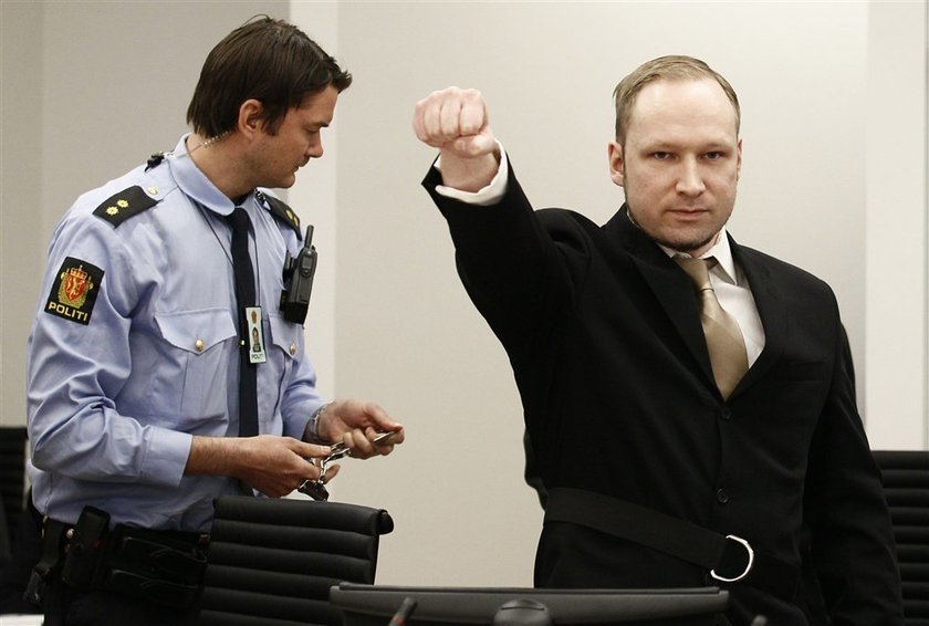 Breivik przed sądem pokazuje pięść 