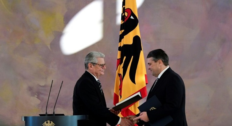 German President Joachim Gauck (left) hands Sigmar Gabriel the Foreign Ministty portfolio during a ceremony at the Bellevue Palace in Berlin, on January 27, 2017