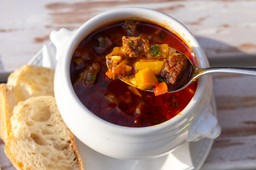 pyszny obiad na zimowy dzień. podajemy przepis, ty gotujesz. rozgrzewająca gulaszowa