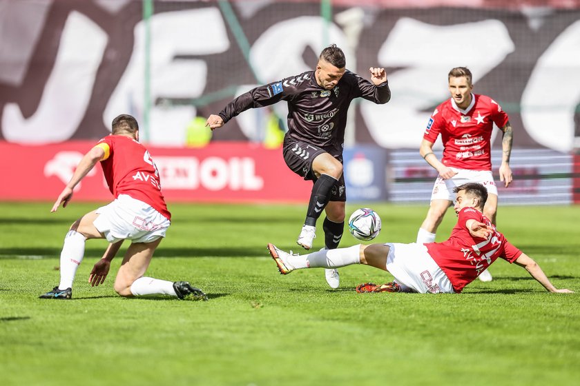 Piłkarzowi kończy się kontrakt z Górnikiem Zabrze i waha się, czy go przedłużyć.