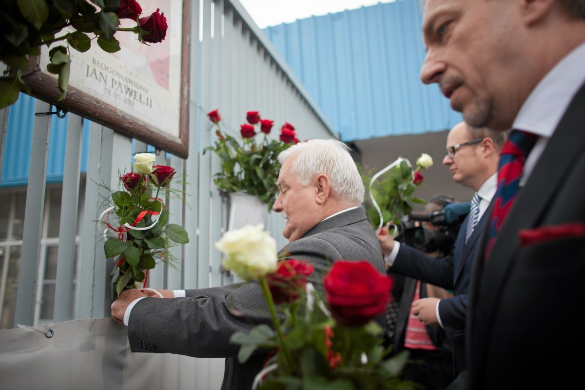 Główne uroczystości w Gdańsku dobiegły końca. Jednym z ich elementów było złożenie kwiatów przez Lecha Wałęsę przed historyczną bramą numer 2 Stoczni Gdańskiej. Były prezydent mówił dziś, że wydarzenia sprzed 33 lat były największym zwycięstwem w dziejach Polski. Ponownie powiedział, że dzisiejszy dzień powinien być świętem narodowym. Jego zdaniem to podniosłoby powagę uroczystości. To święto zasłużyło sobie na to - podkreślił.