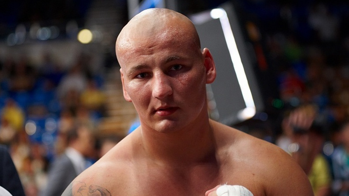 Artur Szpilka nie wróci do więzienia. Sprawa sprzed niemal dwóch lat zakończyła się uznaniem polskiego boksera winnym, ale sąd nie przychylił się do wniosku prokuratora, który chciał zamknięcia Szpilki na pół roku w więzieniu i ukarał go grzywną w wysokości 15 tys. zł. - informuje "Gazeta Krakowska".