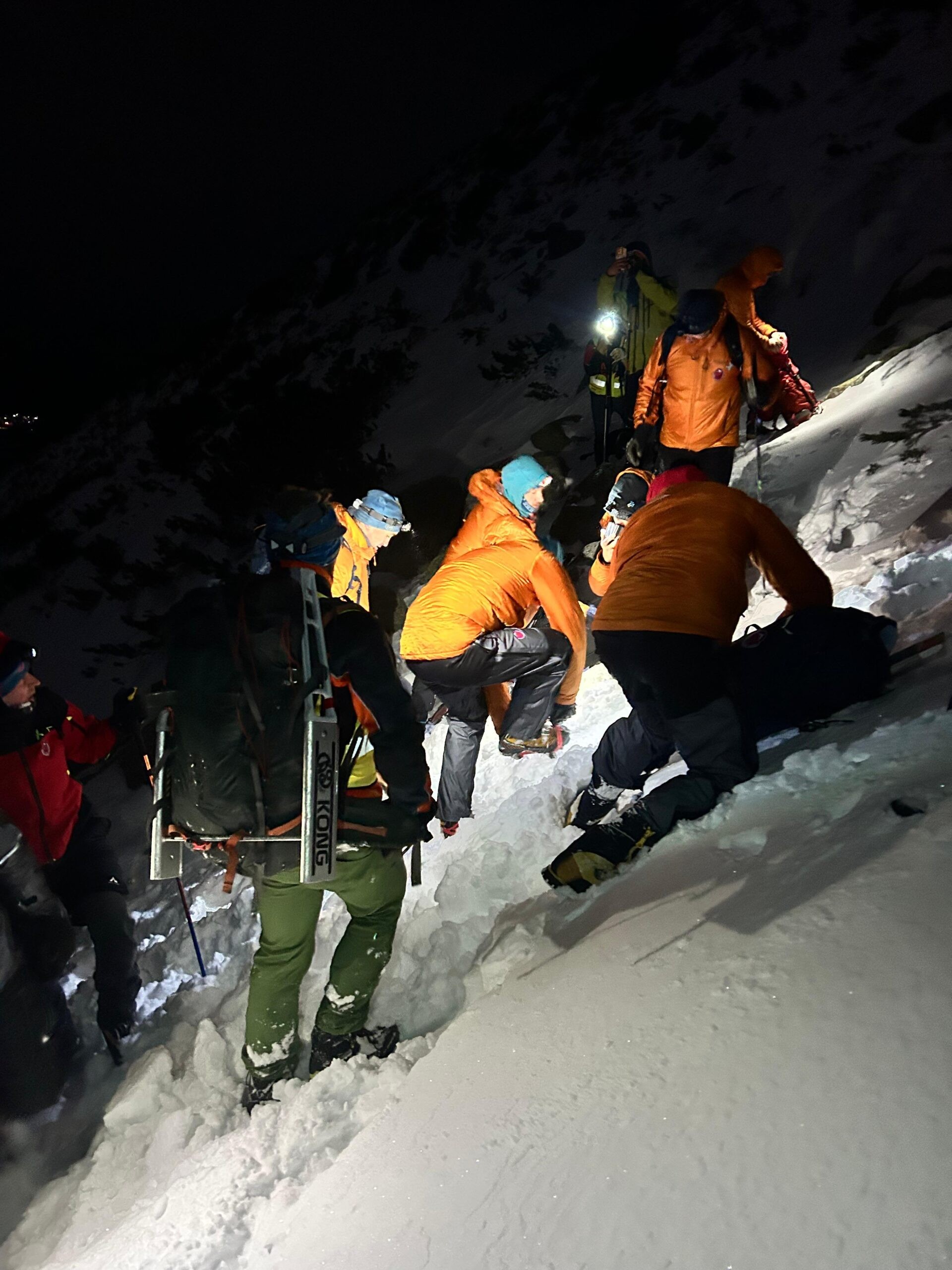 Vo Vysokých Tatrách uviazol zranený 46-ročný muž.