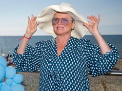 Katarzyna Figura w Międzyzdrojach: bolesny dla oczu miks stylizacyjny... [FOTO]