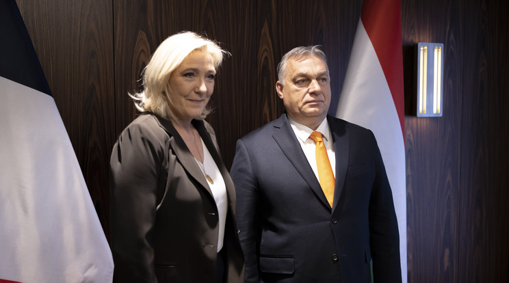 A Miniszterelnöki Sajtóiroda által közreadott képen Orbán Viktor kormányfő és Marine Le Pen, a francia Nemzeti Tömörülés elnökjelöltje Varsóban 2021. december 4-én. Orbán Viktor európai konzervatív pártvezetők munkaülésén vesz részt a lengyel fővárosban / Fotó: MTI/Miniszterelnöki Sajtóiroda/Fischer Zoltán