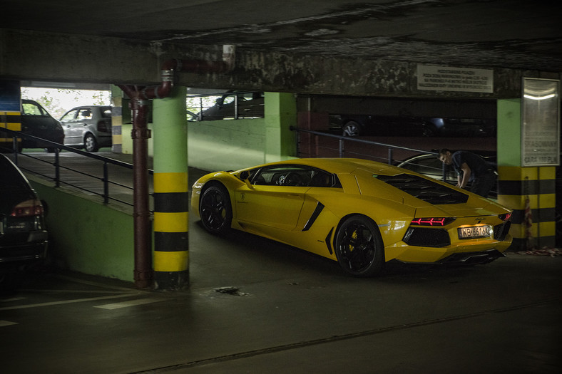 Lamborghini Aventador Coupe vs. Porsche 911 Tubo Cabrio