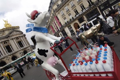 FRANCE-ARTS-COW-PARADE