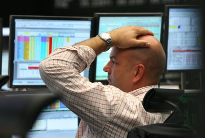 Inwestorzy odwracają się od rynków finansowych - złoty traci, giełdy nurkują