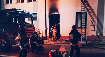 Nocny pożar bloku w Tarnowie. 11 osób trafiło do szpitala. "Wszystko było w dymie"