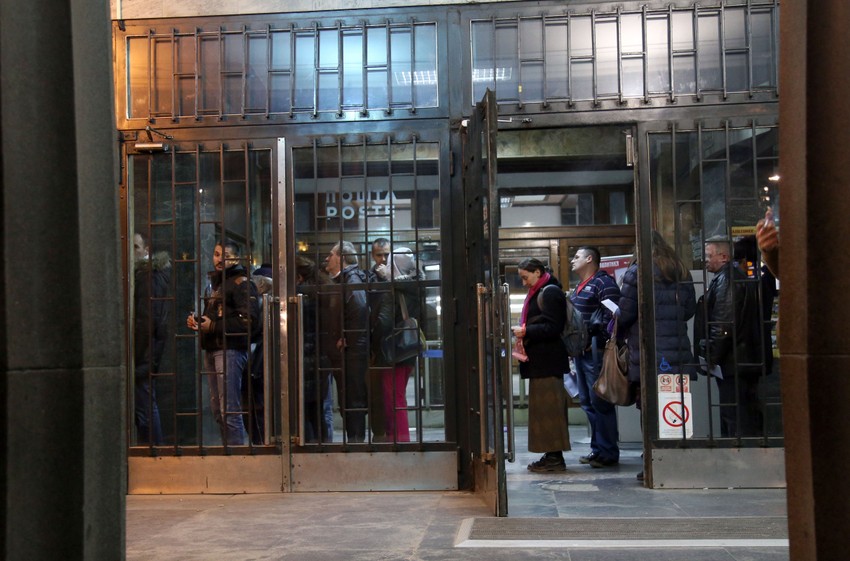 Više od 50 Beograđana strpljivo čeka u redu