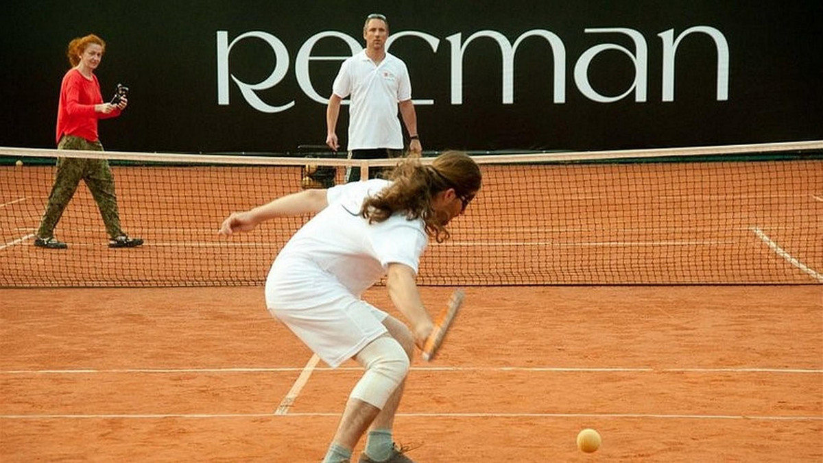 Wszyscy kibice doskonale wiedzą na czym polega tenis. A czym charakteryzuje się jego odmiana blind? Skąd to określenie i na czym polega ta dyscyplina sportu? O tym i innych aspektach tenisa dla ludzi niewidomych i niedowidzących w rozmowie z Eurosport.onet.pl opowiada Agata Barycka fizjoterapeutka, trenerka i promotorka tego nowego sportu w Polsce.