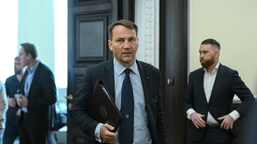 sikorski wygrywa z tuskiem w sondażu. nadchodzi zmiana premiera?