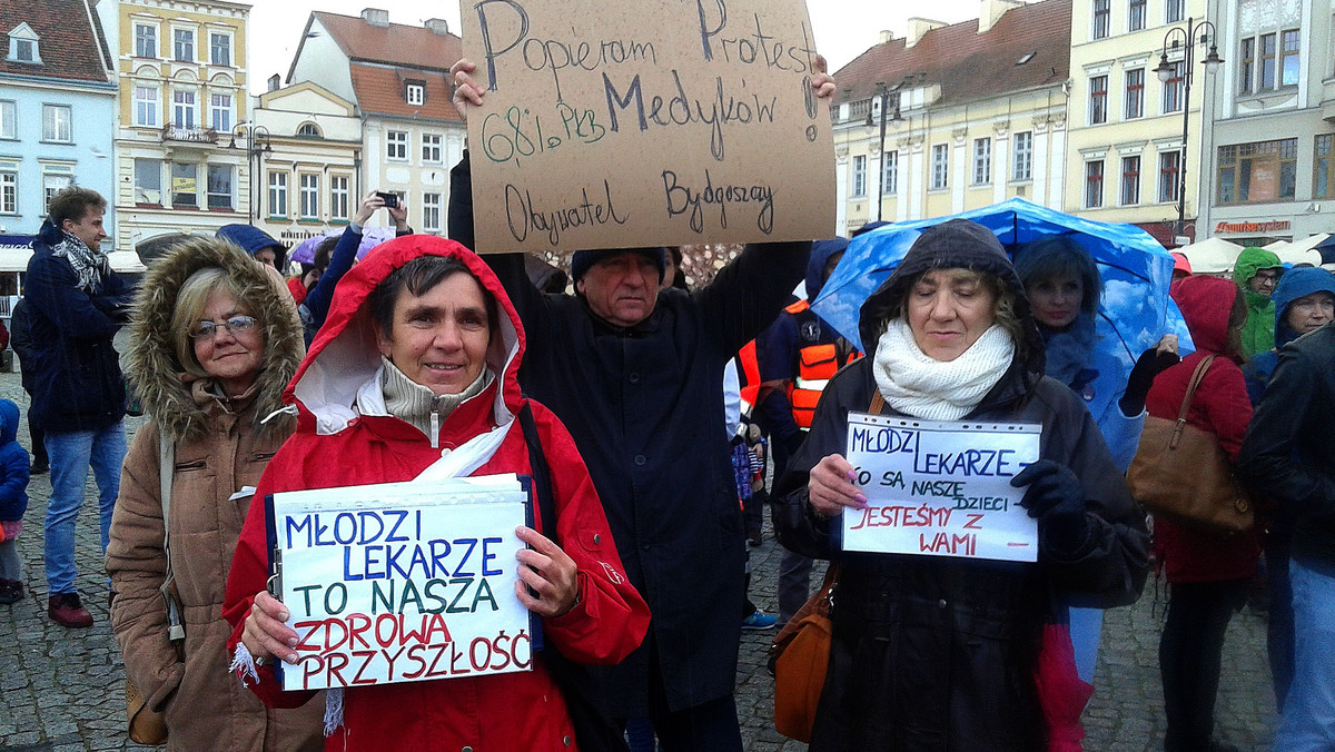 Dziś na bydgoskim Starym Rynku około 100 medyków domagało się zmian w służbie zdrowia. Jak powiedział stojący na czele manifestacji Bartosz Fiałek, do głodówki nie dojdzie, ale planowana jest inna forma protestu w szpitalach.