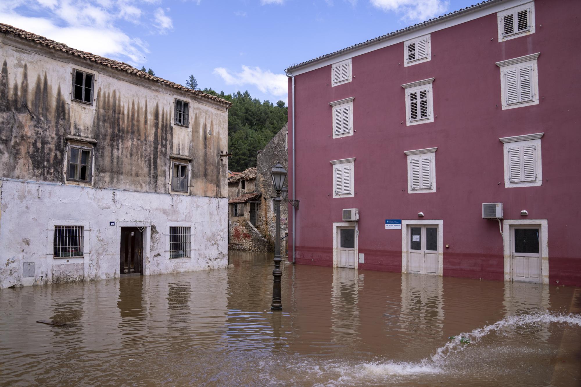 Zaplavené námestie v meste Obrovac v Severnej Dalmácii.