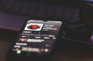 Joe Rogan, czyli barbarzyńca w katedrze elit. Wolność słowa na platformach cyfrowych