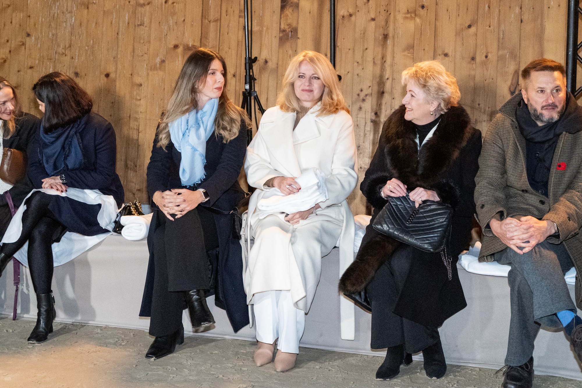 Módna prehliadka Marcel Holubec W. Fashion show 2025 - Zuzana Čaputová s dcérou Leou a mamou. Vedľa primátor Bratislavy Matúš Vallo.