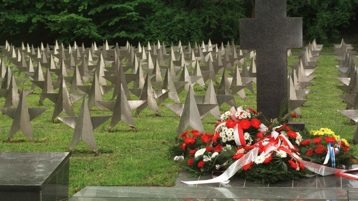 43-letni gdańszczanin usłyszał już zarzuty. Śledczy oskarżają go o znieważenie cmentarza żołnierzy radzieckich z pobudek chuligańskich. Policja wciąż szuka jeszcze jednego podejrzanego w tej sprawie.