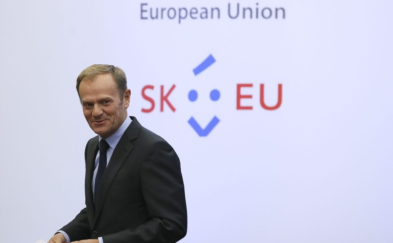 W rankingu DGP Donald Tusk (11,5 proc. wszystkich głosów) zdobył 13,5 proc. głosów mężczyzn i 9,7 proc. głosów kobiet. Jeśli aś chodzi o podział głosów między różnymi grupami wiekowymi, to najchętniej poparli go ludzie w wieku 35-44 lata (19,9 proc.) a najmniejsze poparcie zdobył wśród najmłodszej grupy wyborców - od 18 do 24 lat (5,4 proc.). Tuska najchętniej poparli też ludzie z największych miast (powyżej 500 tys. mieszkańców), gdzie zdobył 15,5 proc. poparcia w rankingu DGP. Najmniej chętnie głosowali na niego obywatele dużych miast (od 100 tys. do 500 tys. ludzi) - tam poparło go 7 proc. ludzi. Zwycięzca rankingu premierów dostał też najwięcej głosów wśród ludzi z wykształceniem podstawowym (12,9 proc) i zawodowym (12,6 proc). Najmniej - 10 proc. głosów - zdobył wśród ludzi z wykształceniem średnim Jeśli zaś chodzi o poparcie Tuska wśród wyborców partii politycznych, to wybrało go 46 proc. zwolenników PO, 35,7 proc. wyborców PSL i... 1,2 proc. wyborców PiS.