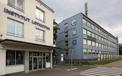 Samochód uderzył w budynek Instytutu Lotnictwa. "Wyleciały okna i drzwi"