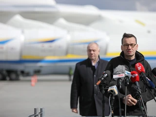 Premier Mateusz Morawiecki i wicepremier Jacek Sasin na lotnisku Chopina w Warszawie. W połowie kwietnia na pokładzie największego samolotu świata Antonov An-225 Mriya przywieziono m.in. 7 mln maseczek i kilkaset tysięcy kombinezonów ochronnych