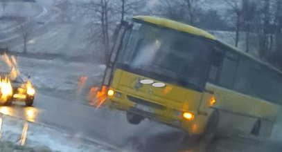 Potężny podmuch wiatru zdmuchnął z drogi autobus. Drugi zawisł na poboczu