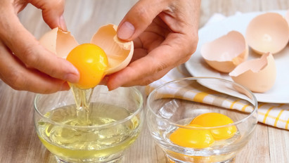 Mi legyen a megmaradt tojásfehérjével? Egyáltalán: meddig és hogyan tárolhatjuk a szétválasztott tojást?