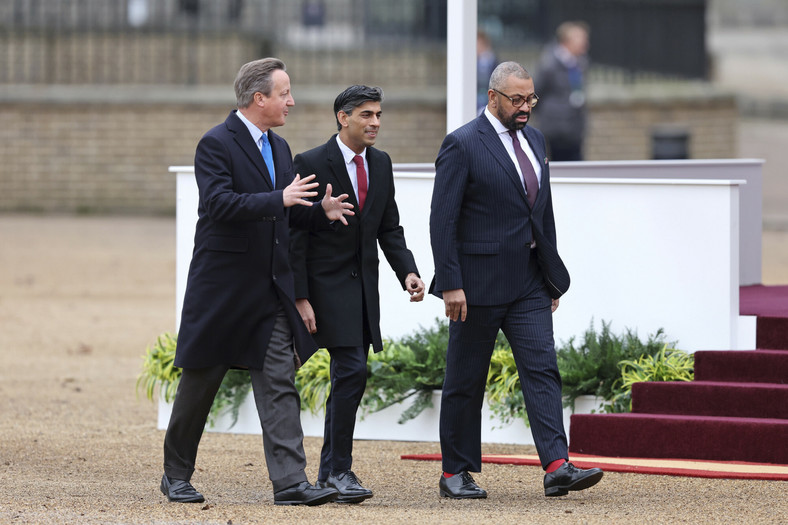 Minister spraw zagranicznych Wielkiej Brytanii David Cameron, premier Wielkiej Brytanii Rishi Sunak i minister spraw wewnętrznych James Cleverly w Lonydnie, 21 listopada 2023 r.