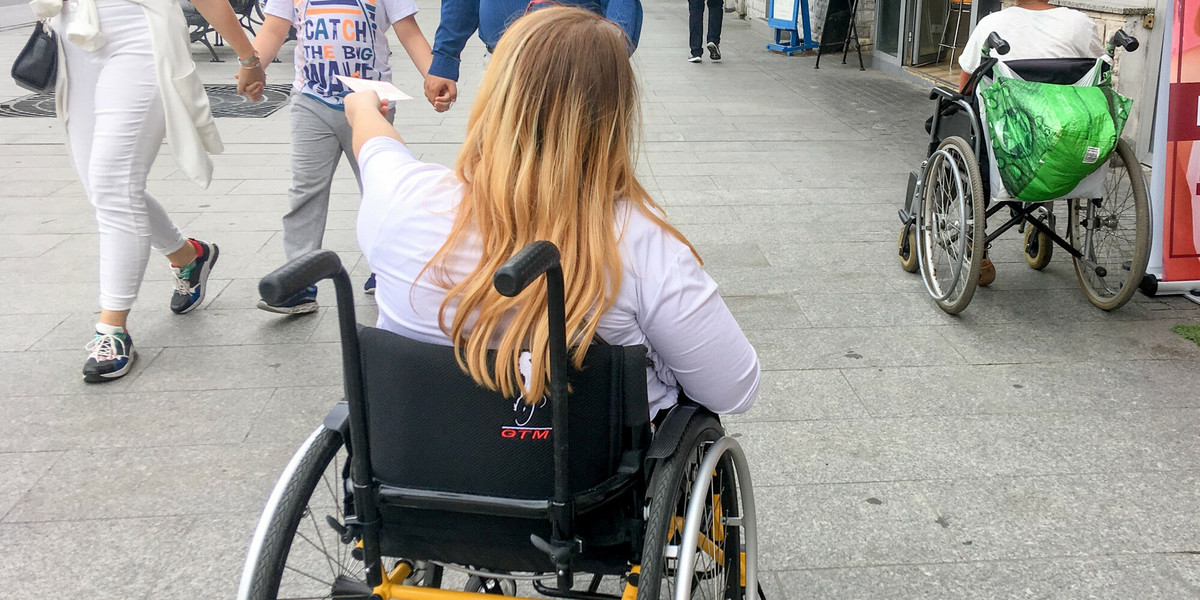 Według "Wyborczej" za 200 mln zł miały zostać kupione m.in. wózki inwalidzkie