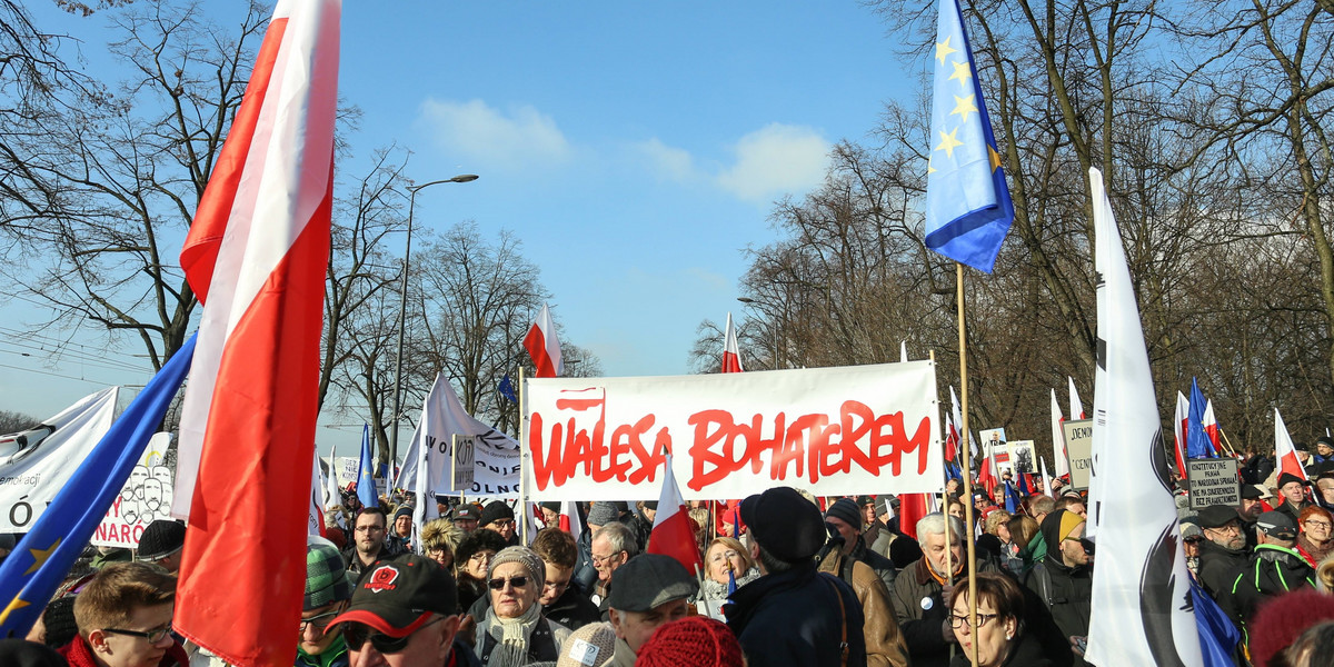 Meller oburzony na „Wiadomości". Poszło o KOD