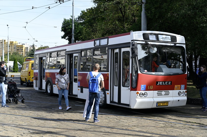 Tłumy w zajezdni Ołbin