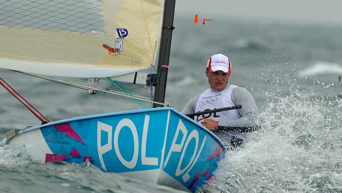 W dziewiątym żeglarskim wyścigu w klasie Finn podczas igrzysk olimpijskich w Londynie, reprezentant Polski Piotr Kula zajął 14. miejsce. Wygrał Jan-Pieter Postma z Holandii.