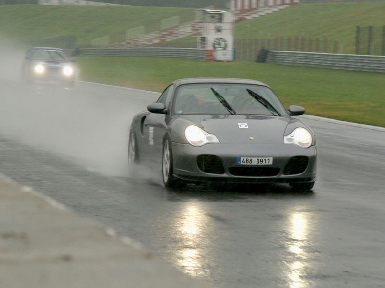 Autodrom Most: sportowe rakiety w deszczu (fotogaleria)