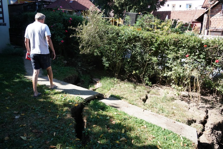 Pukotine u dvorištu zgrade 