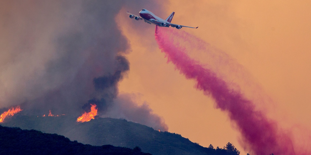 Boeing 747 SuperTanker pomagał gasić m.in. pożary w Amazonii w 2019 roku. Obecnie uczestniczy w akcjach gaśniczych w Kalifornii. 