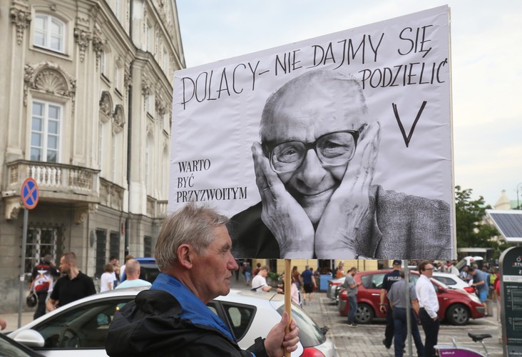 Uczestnicy kontrmanifestacji gromadzą się w okolicy Pałacu Prezydenckiego