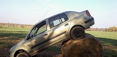 Zaparkował na słomie. Policja szuka kierowcy