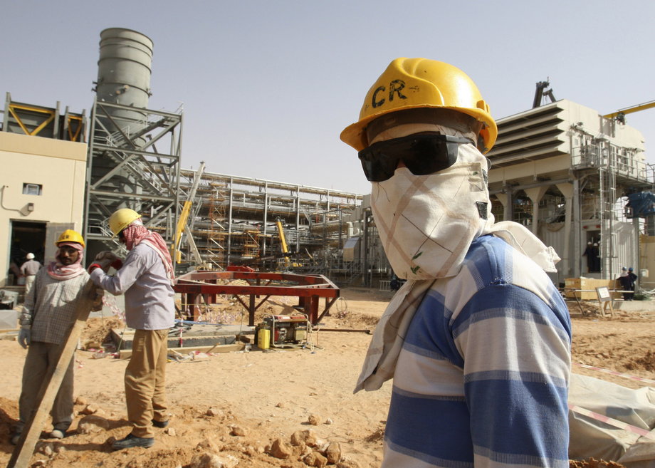A worker looks at journalists during a media tour of the Khurais oilfield, about 160 km (99 miles) from Riyadh, on June 23, 2008.