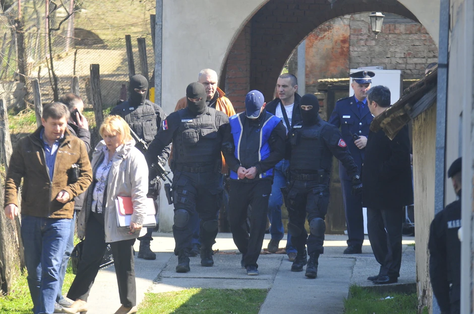 Policija privodi osumnjičenog snajperistu u Petrovaradinu