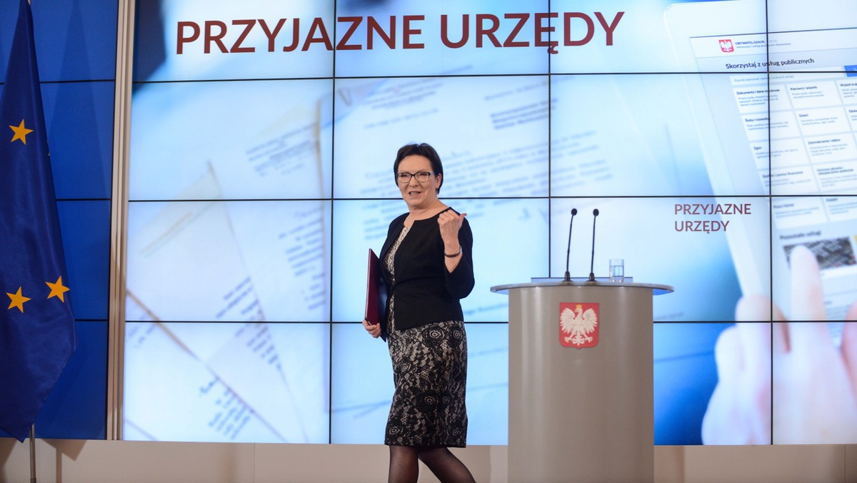 Premier Ewa Kopacz poinformowała w piątek, że rząd uruchamia program "Obywatel", który ma pomóc w prostym i przyjaznym komunikowaniu się urzędników z obywatelami. W ramach programu ruszył portal obywatel.gov.pl, infolinia, przygotowano też podręcznik z rekomendacjami dla urzędników.