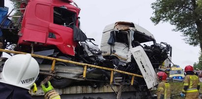 Tragiczny wypadek pod Zgierzem. Dwie ciężarówki pojechały prosto na czołówkę