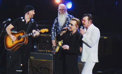 A jednak Eagles of Death Metal zagrali z U2 w Paryżu