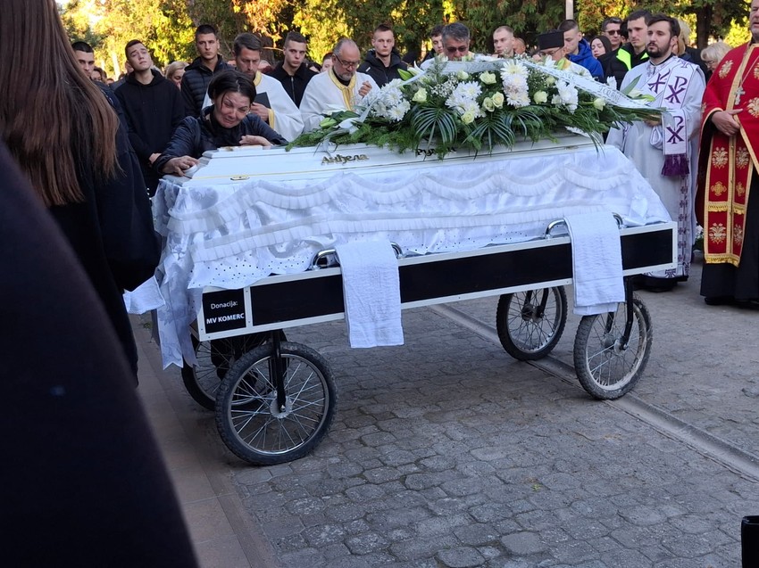 Zorica Ruman nad kovčegom svoje ćerke Anđele