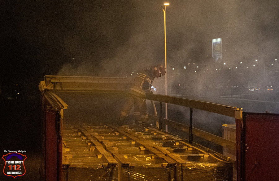 Pożar naczepy samochodu ciężarowego przy al. Piłsudskiego - 1.01.2023 - autor: 112tychy.pl