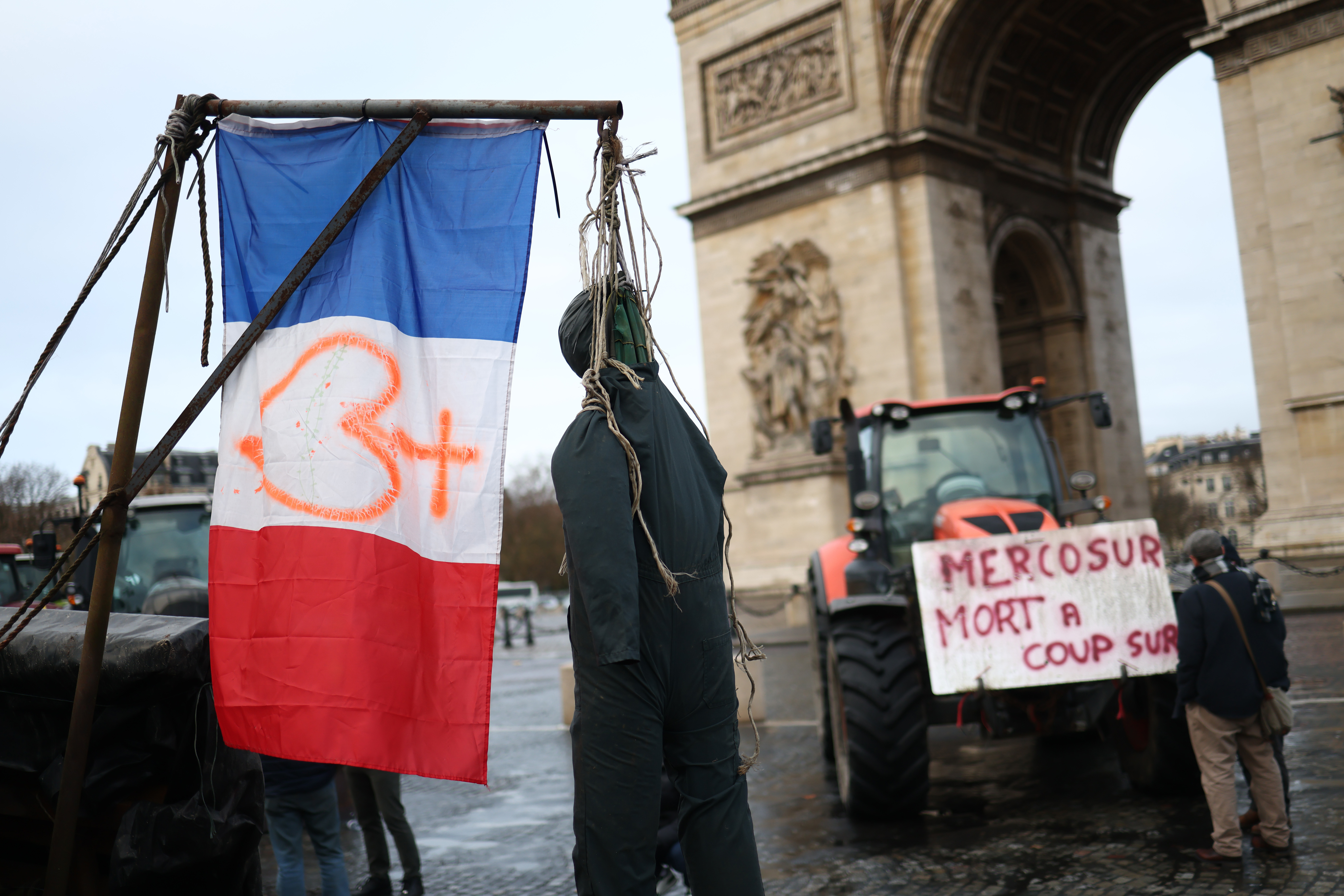 Des agriculteurs jettent un objet ou du liquide au visage de Yaël Braun-Pivet