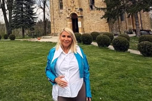 DEA ĐURĐEVIĆ SA STOMAKOM DO ZUBA OTIŠLA U MANASTIR Trudna voditeljka podelila nestvaran prizor iz svetinje: "Čega se bojiš?"