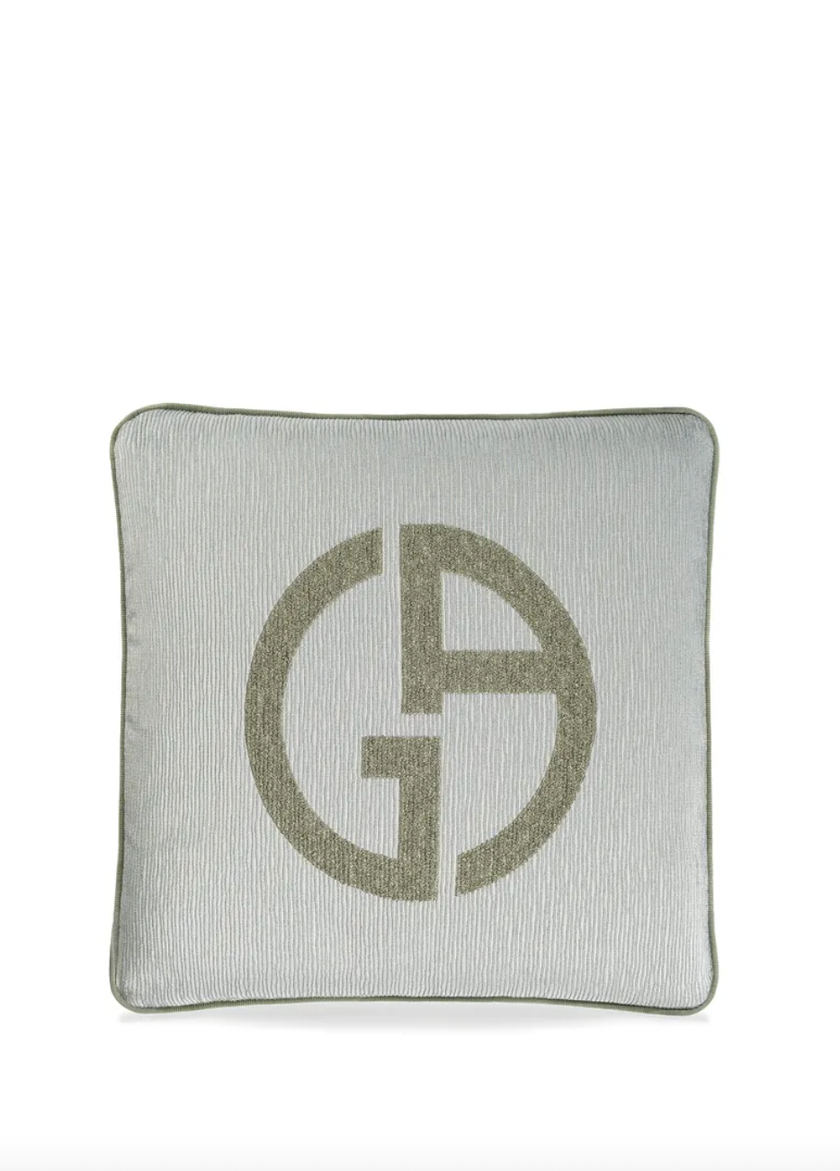 Das Giorgio-Armani-Logo ist das Hauptmerkmal des Kissens «Janette». Es ist in mehreren Farbkombinationen erhältlich. Preis auf Anfrage.
