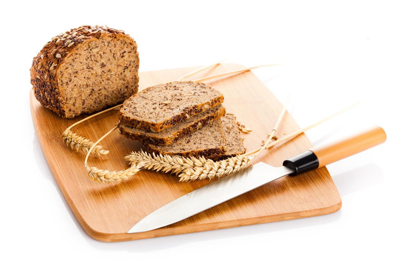 Chleb pełnoziarnisty lub razowy to cenne źródło błonnika pokarmowego.