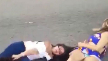 Csúnyán összeverekedett négy nő az utcán - a körülöttük állók szurkoltak - videó