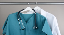 Medycyna dwóch prędkości? Raport NIL ujawnia przepaść między „starymi” a „nowymi” uczelniami